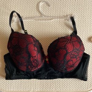 Daisy Fuentes, sexy black&red lace bra #34C worn once in excellent condition.